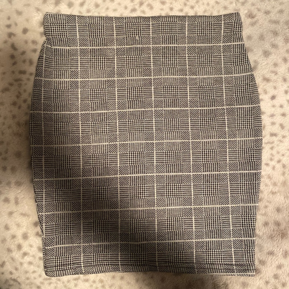 ✨3/$15✨ NWOT Grey Plaid Bodycon Skirt